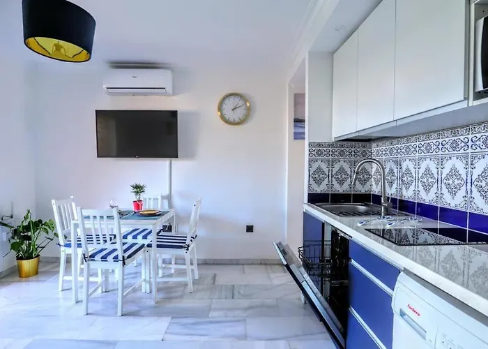 Blue Marine Home - Parking, Pool, Ac, Wifi